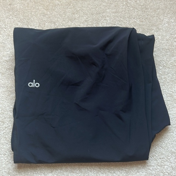 NWOT Alo Yoga Megastar Cargo Pants Black Small - Picture 16 of 16